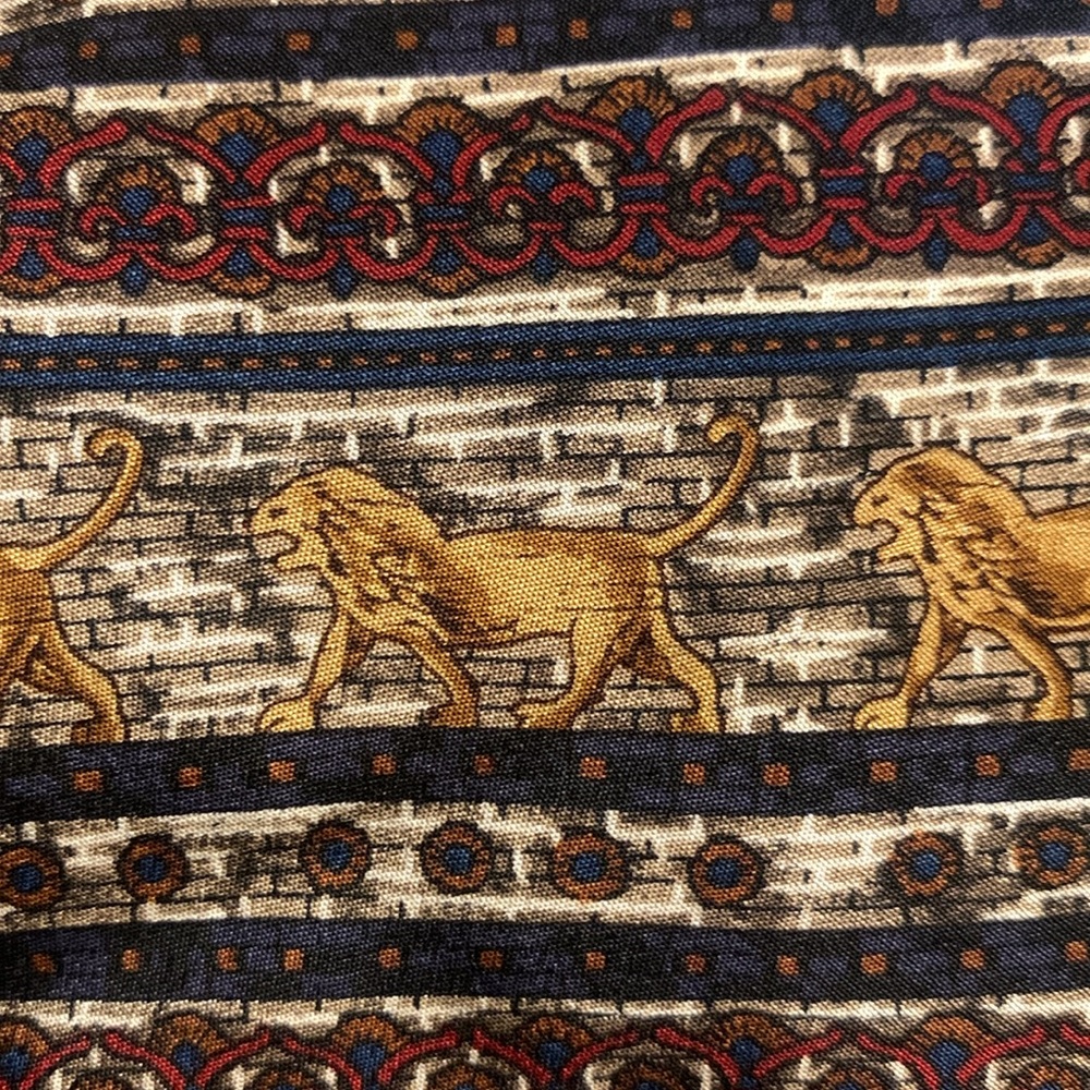 The MUSEUM STORE ANCIENT BABYLONIAN LIONS PRINT 100% SILK NECKTIE/ UNICEF LABEL